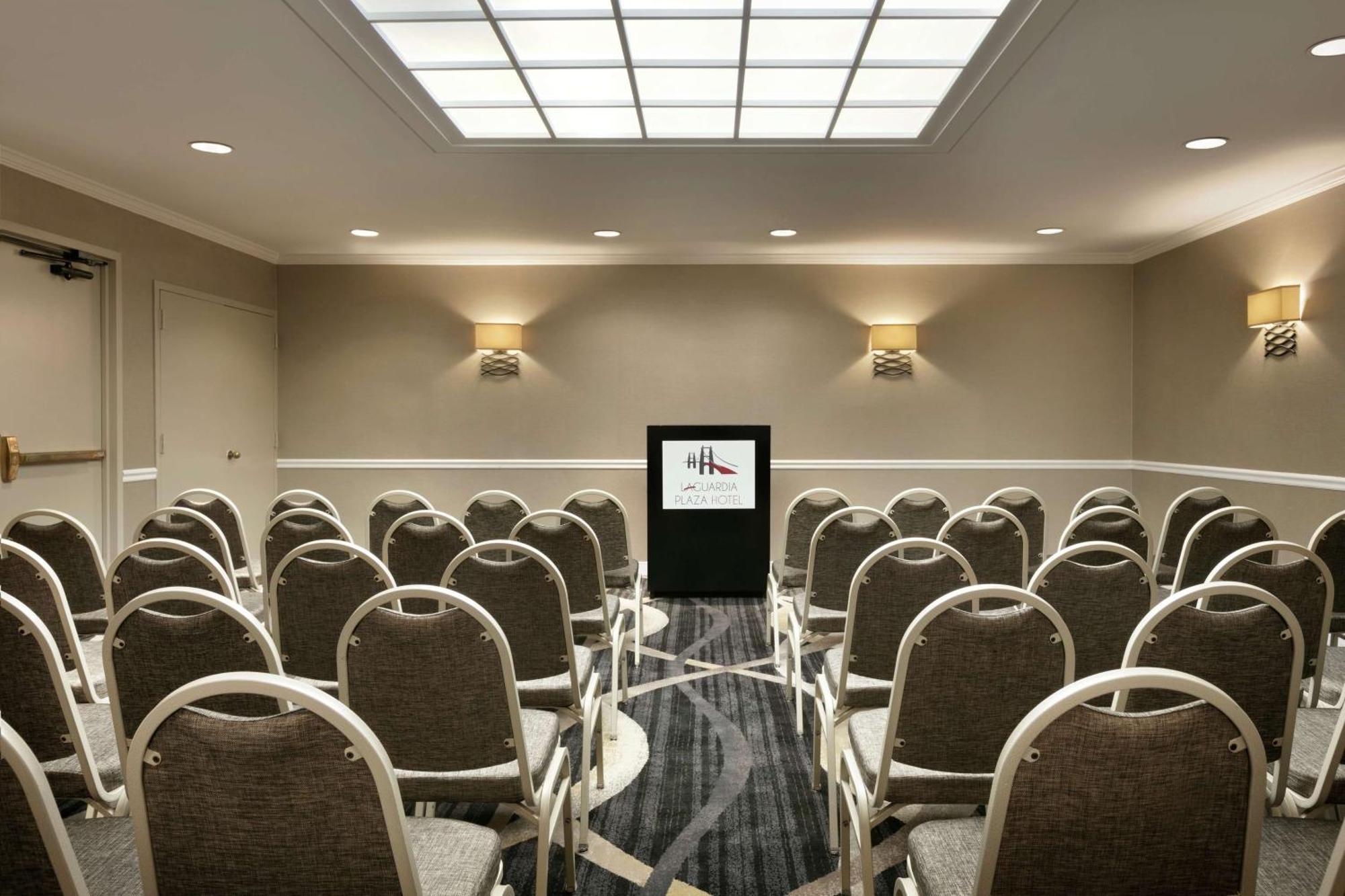 Doubletree By Hilton New York-laguardia 3* New York
